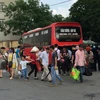 Xe khách ùn ùn về các bến xe Hà Nội cõng theo một lượng lớn người dân ngoại tỉnh đổ về Thủ đô sau dịp nghỉ lễ 30/4-1/5. (Ảnh: Việt Hùng)
