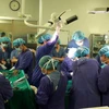 Các bác sỹ trong ca phẫu thuật tại bênh viện Việt Đức. (Ảnh: VNA cung cấp)