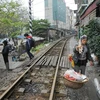 Trên dọc tuyến đường sắt Bắc-Nam vẫn còn tồn tại hàng nghìn lối đi tự mở và tiềm ẩn nguy cơ tai nạn giao thông đường sắt. (Ảnh: Minh Sơn/Vietnam+) 