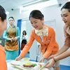 Các sinh viên Hàn Quốc thực hành kỹ năng phục vụ món ăn trên mô hình khoang máy bay.