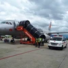 Chuyến bay BL211 hạ cánh tại Đà Nẵng để cấp cứu nam hành khách. (Ảnh: Jetstar cung cấp)