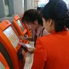Hành khách đang làm thủ tục check-in tại kios của Jetstar. (Ảnh: Jetstar cung cấp)