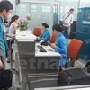 Hành khách làm thủ tục đi máy bay của Vietnam Airlines. (Ảnh: Việt Hùng/ Vietnam+)