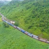 Hạ tầng đường sắt có lịch sử hơn 100 năm vẫn ‘oằn mình’ cõng đoàn tàu. (Ảnh: Minh Sơn/Vietnam+)