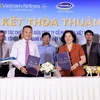 Lãnh đạo Vietnam Airlines và Vinamilk trao thỏa thuận hợp tác chiến lược. (Ảnh: VNA cung cấp)