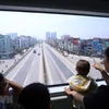 Tàu đường sắt đô thị Cát Linh - Hà Đông đi qua đường vành đai 3. (Ảnh: Huy Hùng/TTXVN)