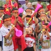 Nhiều cổ động viên nhí được bố mẹ và gia đình ‘cõng” theo để chào đón đội tuyển Olympic Việt Nam. (Ảnh: PV/Vietnam+)