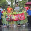 Cơn mưa nặng hạt cũng không ngăn được tình yêu mà người hâm mộ dành cho đội tuyển Olympic Việt Nam. (Ảnh: PV/Vietnam+)