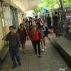 Hành khách ùn ùn trở về thủ đô sau kỳ nghỉ lễ Quốc khánh kéo dài 3 ngày. (Ảnh: PV/Vietnam+)