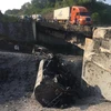 Cầu Ngòi Thủ trên tuyến đường cao tốc Nội Bài-Lào Cai bị hư hỏng nặng sau vụ tai nạn làm xe bồn chở xăng dầu phát nổ như bom. (Ảnh: Anh Tuấn/TTXVN)