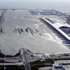 Sân bay quốc tế Kansai gần như tê liệt vì bão. (Nguồn: qz.com)