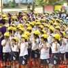 Dự án “Mũ bảo hiểm cho trẻ em” tại Việt Nam của Tập đoàn Johnson&Johnson giúp trẻ sớm hình thành thói quen tuân thủ pháp luật về an toàn giao thông. (Ảnh: Việt Hùng/Vietnam+) 