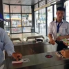Khách sử dụng thẻ vé điện tử qua cổng kiểm soát để lên xe buýt nhanh BRT 01 Kim Mã-Yên Nghĩa. (Ảnh: Việt Hùng/Vietnam+)