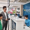 Hành khách đầu tiên trải nghiệm dịch vụ mới in-town check-in tại Hà Nội. (Ảnh: VNA cung cấp)