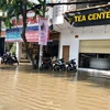 Nhiều cửa hàng trên đường Lý Tự Trọng, quận Ninh Kiều bị ngập sâu do triều cường. (Ảnh: Thanh Sang/TTXVN)
