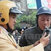 Cảnh sát giao thông tiến hành đo nồng độ cồn của người điều khiển phương tiện. (Ảnh: Việt Hùng/Vietnam+)