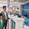 Hành khách đầu tiên trải nghiệm dịch vụ mới in-town check-in tại Hà Nội. (Ảnh: VNA cung cấp) 