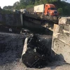 Cầu Ngòi Thủ trên tuyến đường cao tốc Nội Bài-Lào Cai bị hư hỏng nặng sau vụ tai nạn làm xe bồn chở xăng dầu phát nổ như bom. (Ảnh: Anh Tuấn/TTXVN)