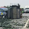 Hiện trường vụ tai nạn giao thông xe tải lật chắn ngang đường cao tốc Nội Bài-Lào Cai. (Nguồn ảnh: OF.FB)