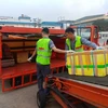 Nhân viên bốc xếp hàng hóa vào thùng hàng tại sân bay Tân Sơn Nhất. (Ảnh: Jetstar cung cấp)