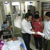 Lãnh đạo Ủy ban An toàn giao thông Quốc gia thăm hỏi, động viên các gia đình nạn nhân tai nạn giao thông tại bệnh viện Hữu Nghị Việt Đức. (Ảnh: Việt Hùng/Vietnam+)