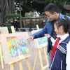 Các em học sinh thỏa sức sáng tạo và thể hiện những cử chỉ hành động đẹp trong cuộc sống thông qua cuộc thi vẽ tranh “Sải cánh vươn cao” 2018. (Ảnh: Vietnam Airlines cung cấp)