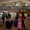Hành khách làm thủ tục tại sân bay quốc tế Kuala Lumpur. (Nguồn: AFP/TTXVN)