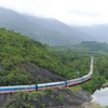Tuyến đường sắt Bắc-Nam đã chính thức được thông tuyến sau thời gian gián đoạn, tê liệt do cơn bão số 9. (Ảnh: Minh Sơn/Vietnam+)