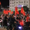 Người người hâm mộ đổ ra đường ăn mừng chiến thắng của đội tuyển bóng đá Việt Nam. (Ảnh: Hồ Cầu/TTXVN)