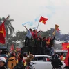 Rất đông cổ động viên đã đổ về sân vận động Mỹ Đình để chuẩn bị cho trận chung kết giữa đội tuyển Việt Nam và Malaysia. (Ảnh: Minh Sơn/Vietnam+)