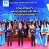 Vietnam Airlines nhận biểu trưng và hoa kỷ niệm tại Lễ công bố các doanh nghiệp có sản phẩm đạt Thương hiệu Quốc gia năm 2018. (Nguồn: Vietnam Airlines)