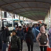 Rất đông người dân đã đổ xô về bến xe để nghỉ Tết Dương lịch. (Ảnh: Việt Hùng/Vietnam+)