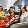 Tiếp viên của chuyến bay VN7827 tặng hoa cho cặp đôi. (Ảnh: Minh Ngọc)