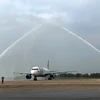 Đường bay mới của hãng không Bamboo Airways được chào đón bằng nghi lễ phun nước. (Ảnh: Thu Huyền)