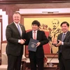 Đại sứ Mỹ tại Việt Nam Daniel Kritenbrink đã trao chứng nhận CAT1 cho phía Bộ Giao thông Vận tải. (Ảnh: Việt Hùng/Vietnam+)