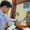 Người dân đến các cơ sở để làm hồ sơ cấp đổi và nhận giấy phép lái xe. (Ảnh: Việt Hùng/Vietnam+)