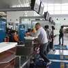 Hành khách làm thủ tục chuyến bay của hãng hàng không Vietnam Airlines. (Ảnh: VNA)