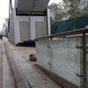 Nhiều tấm kính chưa đưa vào sử dụng đã bị nứt vỡ tại nhà ga Thái Hà. (Ảnh: Huy Hùng/TTXVN)