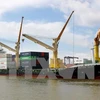 Bốc dỡ container tại cảng biển Hải Phòng của Vinalines. (Ảnh: Thế Duyệt/TTXVN) 