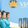 Nhân viên phục vụ mặt đất sẽ trợ giúp hành khách làm thủ tục lên máy bay qua điện thoại cho các chuyến bay nội địa của Vietnam Airlines. (Ảnh: Đức Anh)