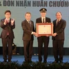 Thủ tướng Nguyễn Xuân Phúc trao Huân chương Lao động hạng Nhì của Chủ tịch nước cho Đoàn bay 919. (Ảnh: Việt Hùng/Vietnam+)
