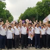 Phó Thủ tướng Trương Hòa Bình và đại diện cơ quan chức năng đi bộ kêu gọi hành động “Đã uống rượu bia-Không lái xe”. (Ảnh: Việt Hùng/Vietnam+)