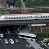 Tàu cao tốc Shinkansen di chuyển tại thủ đô Tokyo, Nhật Bản. (Ảnh: AFP/TTXVN)