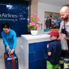 Hành khách nên đóng gói hành lý thông minh hơn khi đi máy bay. (Ảnh: CTV/Vietnam+)
