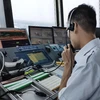 Nghề Kiểm soát viên không lưu cũng rất áp lực, đòi hỏi sự tập trung cao độ để đảm bảo cho những chuyến bay an toàn. (Ảnh: Việt Hùng/Vietnam+)