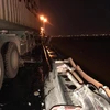 Phần lan can cầu Thanh Trì bị xe container đâm đổ xuống sông Hồng. (Ảnh: Sơn Bách/Vietnam+)