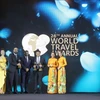Đại diện Vietnam Airlines đón nhận giải thưởng uy tín tại World Travel Awards Asia 2019. (Ảnh: CTV/Vietnam+)