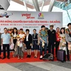 Tặng hoa cho những hành khách đầu tiên trên chuyến bay mới mở Đà Nẵng-Tokyo của hãng hàng không Vietjet. (Ảnh: CTV/Vietnam)