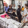 Ông Khuất Việt Hùng, Phó Chủ tịch Ủy ban An toàn giao thông Quốc gia thăm hỏi, động viên các gia đình có nạn nhân bị tai nạn giao thông tại Bệnh viện Hữu Nghị Việt Đức. (Ảnh: Việt Hùng/Vietnam+)