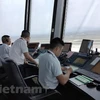 Nhân viên Kiểm soát viên không lưu tại Đài Kiểm soát không lưu Nội Bài điều hành các chuyến bay đi, đến. (Ảnh: Việt Hùng/Vietnam+)